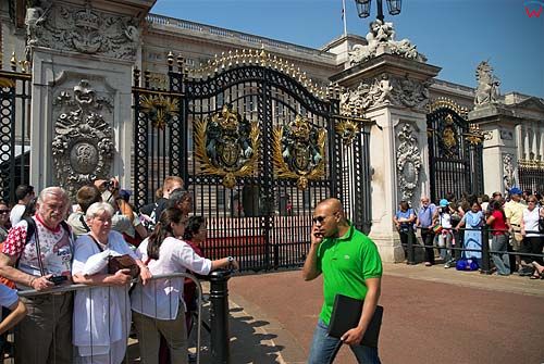 Londyn. Turyści przed Pałacem Buckingham w oczekiwaniu na zmianę warty.